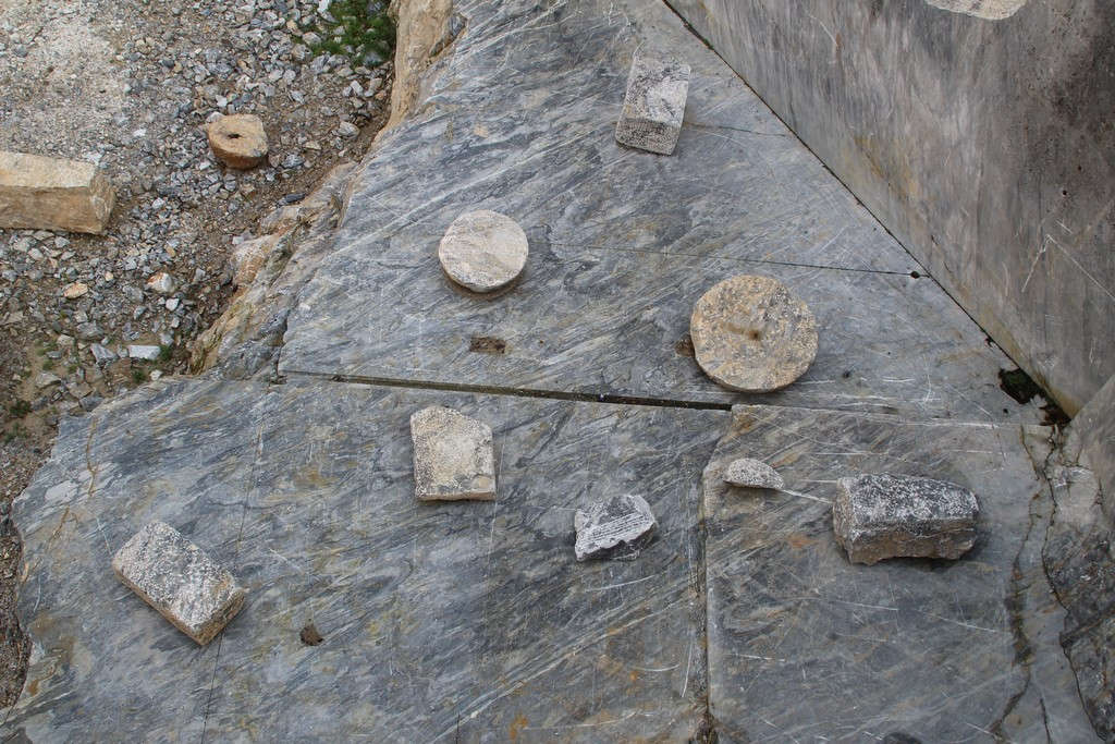 Zone archéologique de Fossacava. Détail de produits semi-finis de l'époque romaine. Photo Giuseppe D'Aleo. Image accordée par le ministère de la Culture - Surintendance ABAP pour les provinces de Lucques et de Massa Carrara. Zone archéologique de Fossacava. Détail de produits semi-finis de l'époque romaine. Photo Giuseppe D'Aleo. Image accordée par le ministère de la Culture - Surintendance ABAP pour les provinces de Lucques et de Massa Carrara.