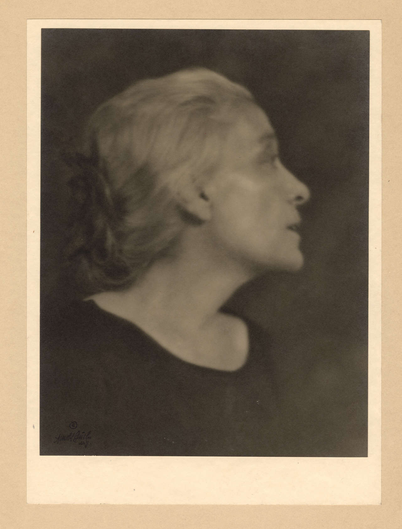 Retrato de Eleonora Duse, fotografía de Arnold Genthe, 1923 (Venecia, Fundación Giorgio Cini, Archivo Duse, Instituto del Teatro y la Ópera)