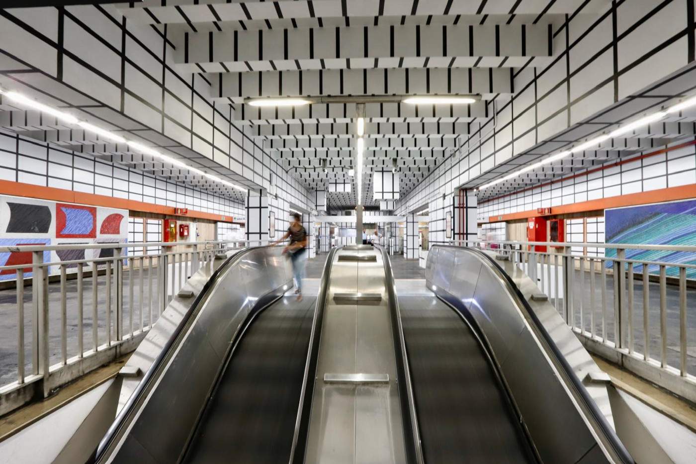 Roma, un'opera site specific trasforma completamente l'atrio della stazione della Metro A Vittorio Emanuele