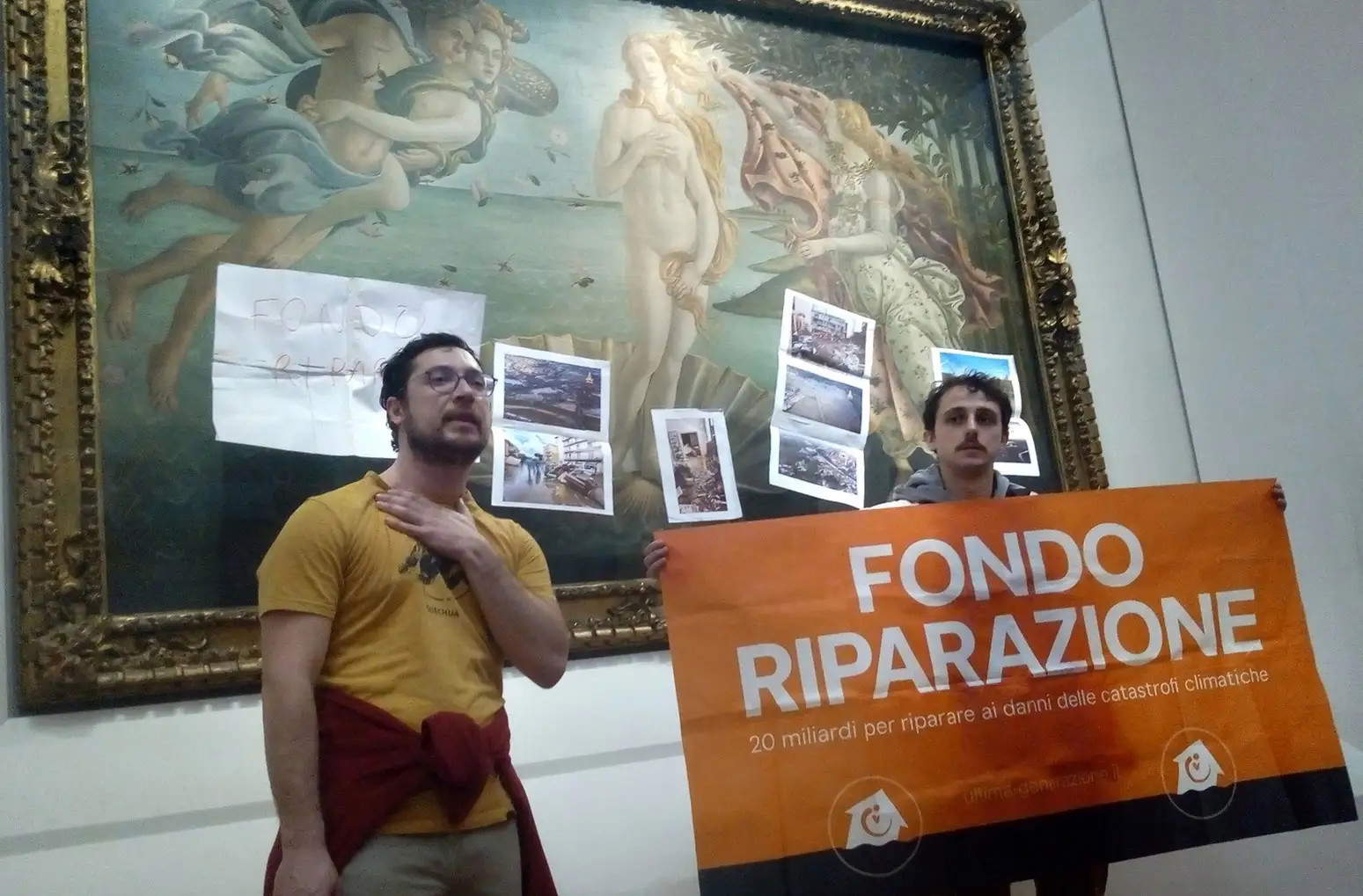 Uffizi, des militants écologistes fixent des images de l'inondation du Campi Bisenzio sur le verre de la Vénus de Botticelli.