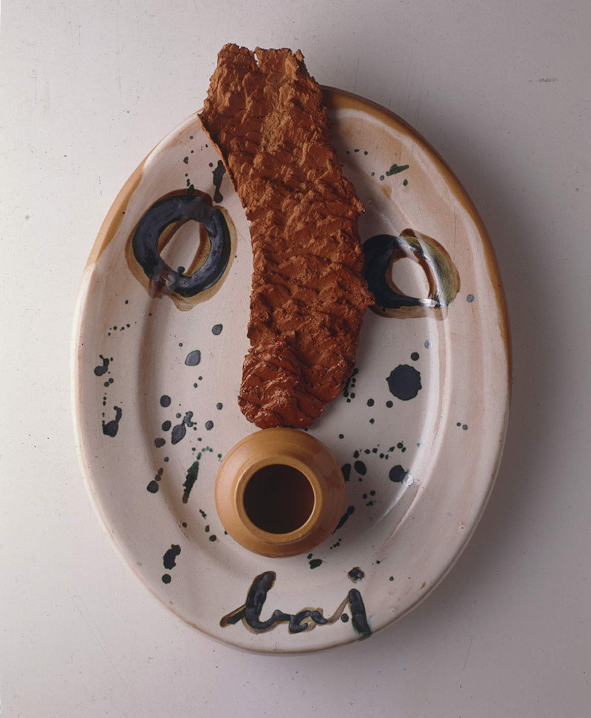 Enrico Baj, Nutaraluk Iyaituk (1994 ; terre cuite peinte ; collection privée). Avec l'autorisation de Baj Archive, Vergiate