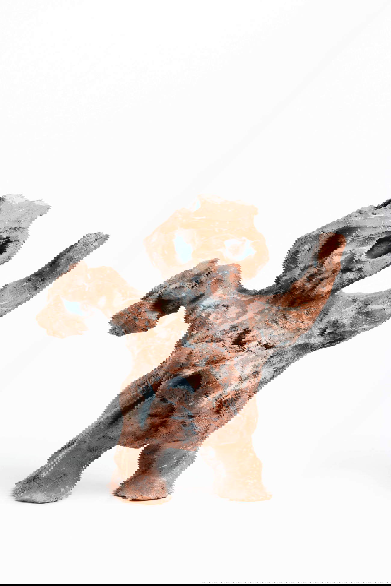 Enrico Baj, Personaggio (1954 ; terre cuite peinte avec des engobes et des oxydes, 27 x 29 x 16 cm ; collection privée). Photo Filippo Armellin. Avec l'autorisation des archives Baj, Vergiate
