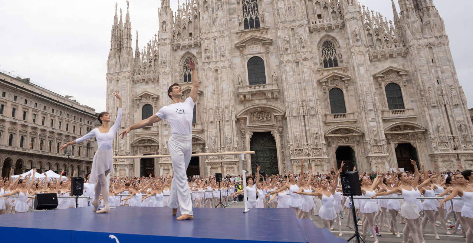 Roberto Bolle dà lezione di danza in Piazza Duomo a Milano: le foto del Ballo in Bianco