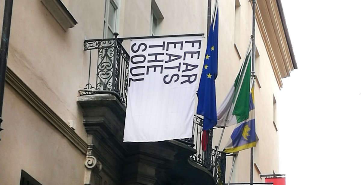 Torino, al MAO una bandiera bianca per infondere il coraggio che a volte manca