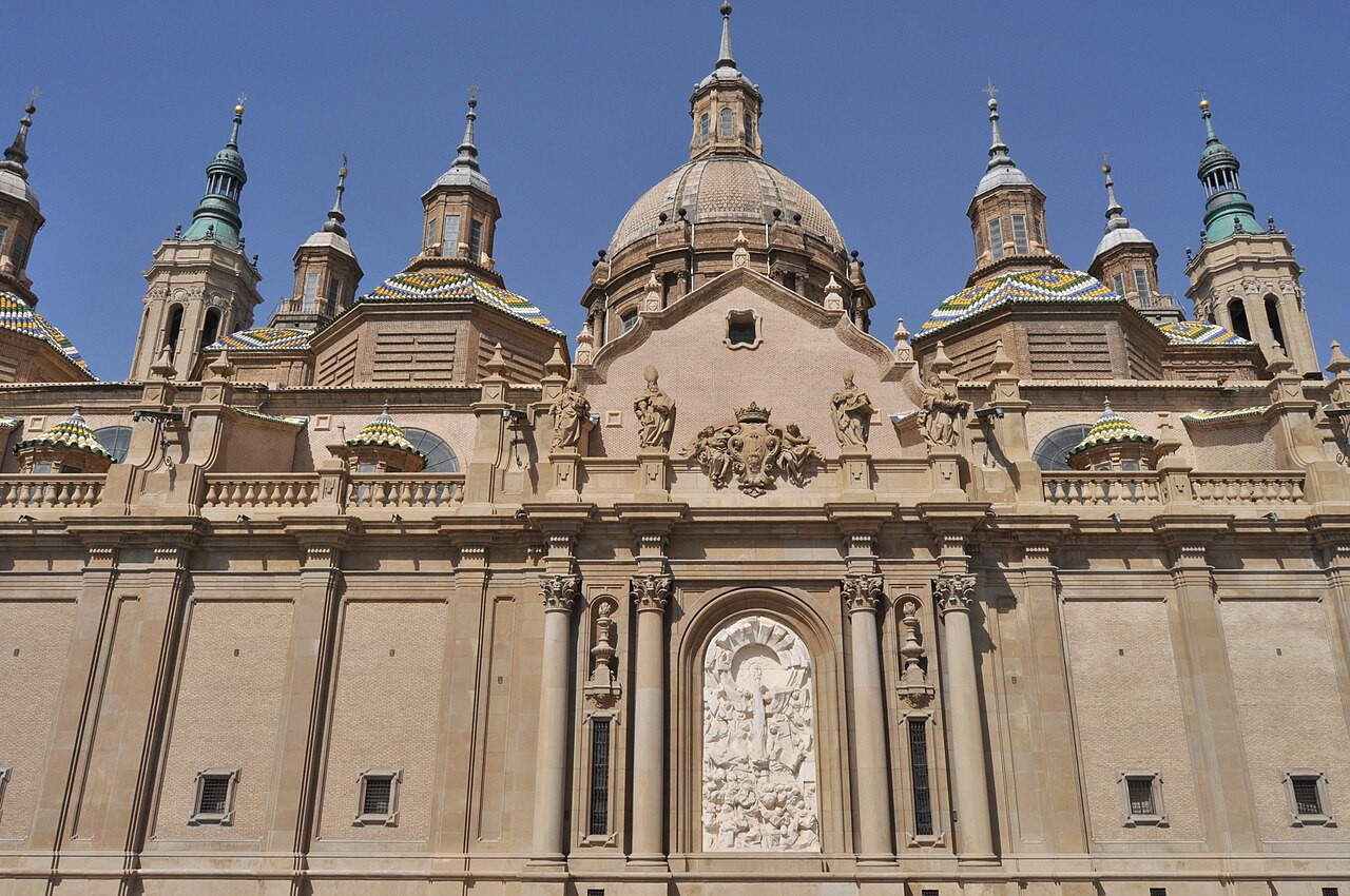 Fassade der Basilika del Pilar mit der Venida de la Virgen. Foto von Luis Rogelio