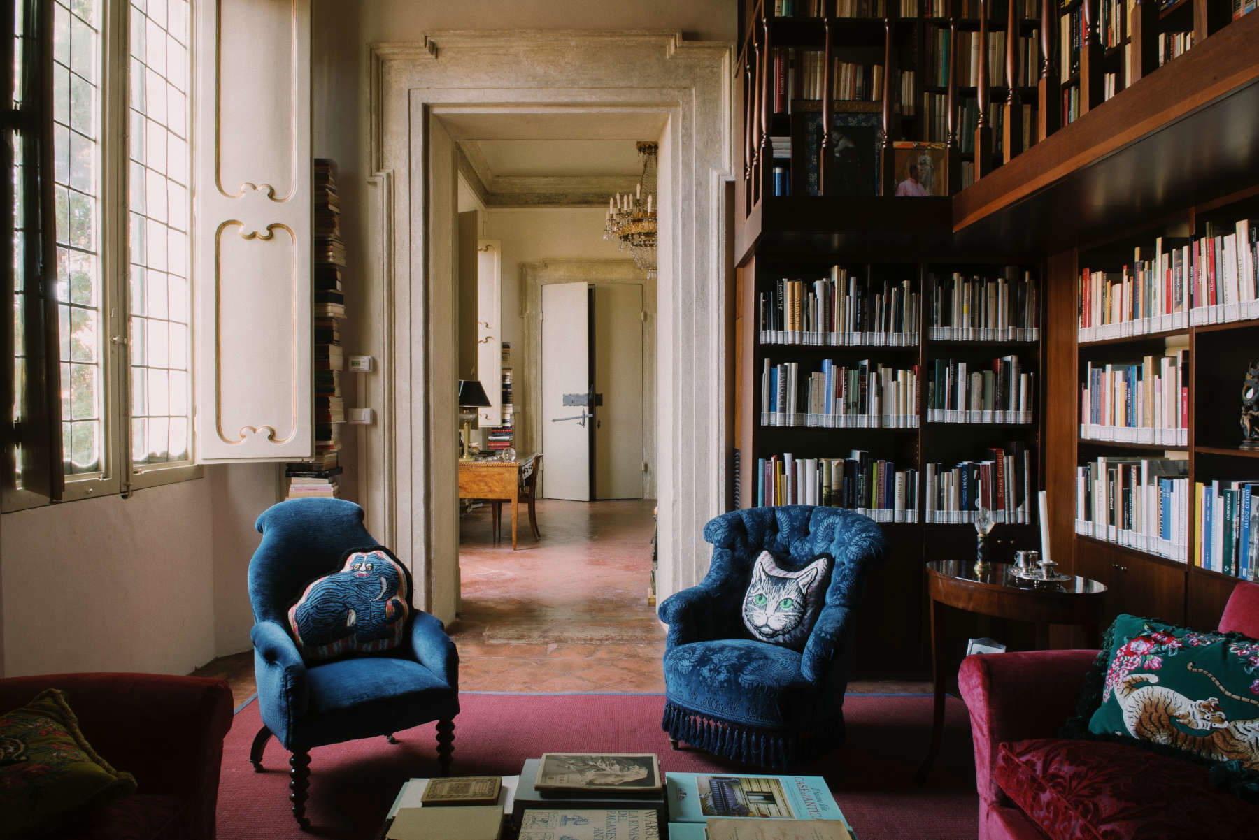 Bologne, le Palazzo Bentivoglio inaugure la bibliothèque Eugenio Busmanti, avec des œuvres d'art contemporain.