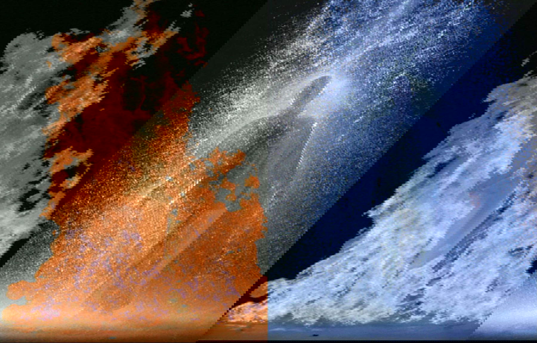 Bill Viola, The Crossing (1996; due retroproiezioni video a colori ad alta definizione su schermo montato a parete in una stanza buia, 401 x 286 cm, durata 10&rsquo;57&rdquo;; interprete: Phil Esposito. Su concessione di Bill Viola Studio)