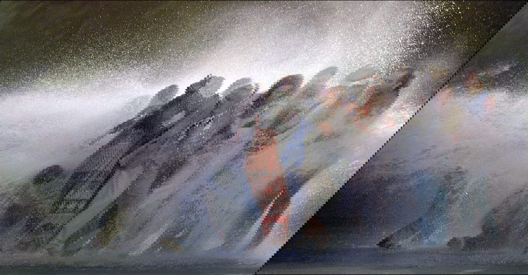 Bill Viola, Emergence (2004; retroproiezione video a colori ad alta definizione su schermo montato a parete in una stanza buia, durata 10&rsquo;33&rdquo;. Su concessione di Bill Viola Studio)