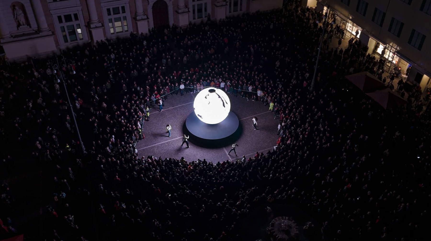 La Biosfera se ilumina en honor de Pesaro Capital Italiana de la Cultura 2024