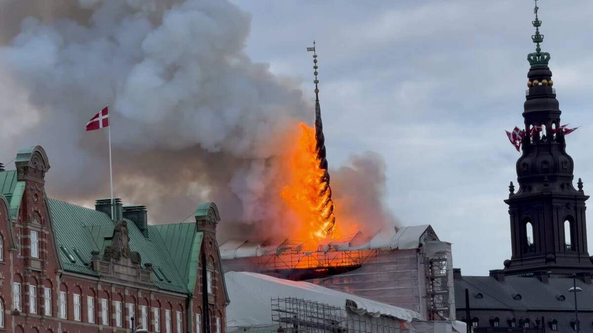 Copenhague, un incendie ravage la Bourse du XVIIe siècle, symbole de la ville.