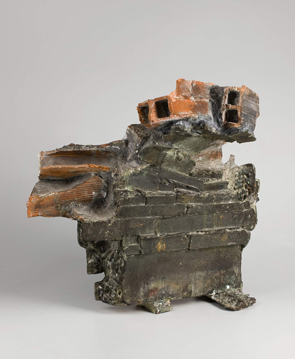 Pablo Serrano, B&oacute;veda para el Hombre n&deg;63 (1962; Ziegel, Beton und Bronze, 47 x 55 x 27,5 cm; Zaragoza, Museo Pablo Serrano). Kredit IAACC