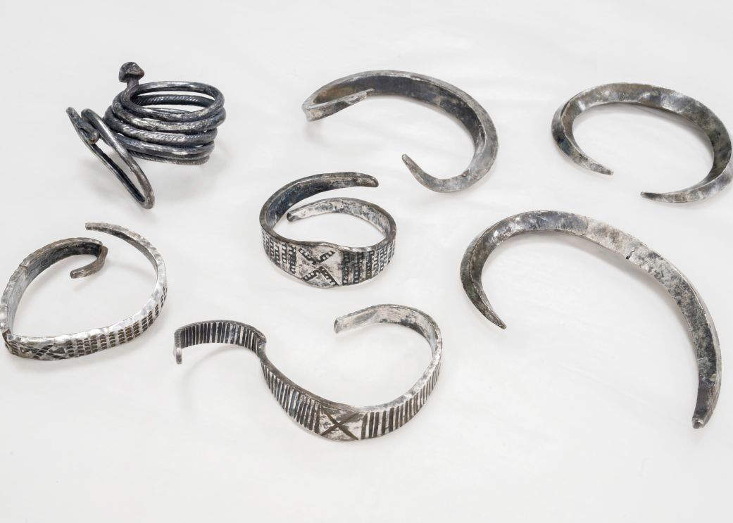 Relevant archaeological discovery in Denmark: student finds seven Viking bracelets in fields