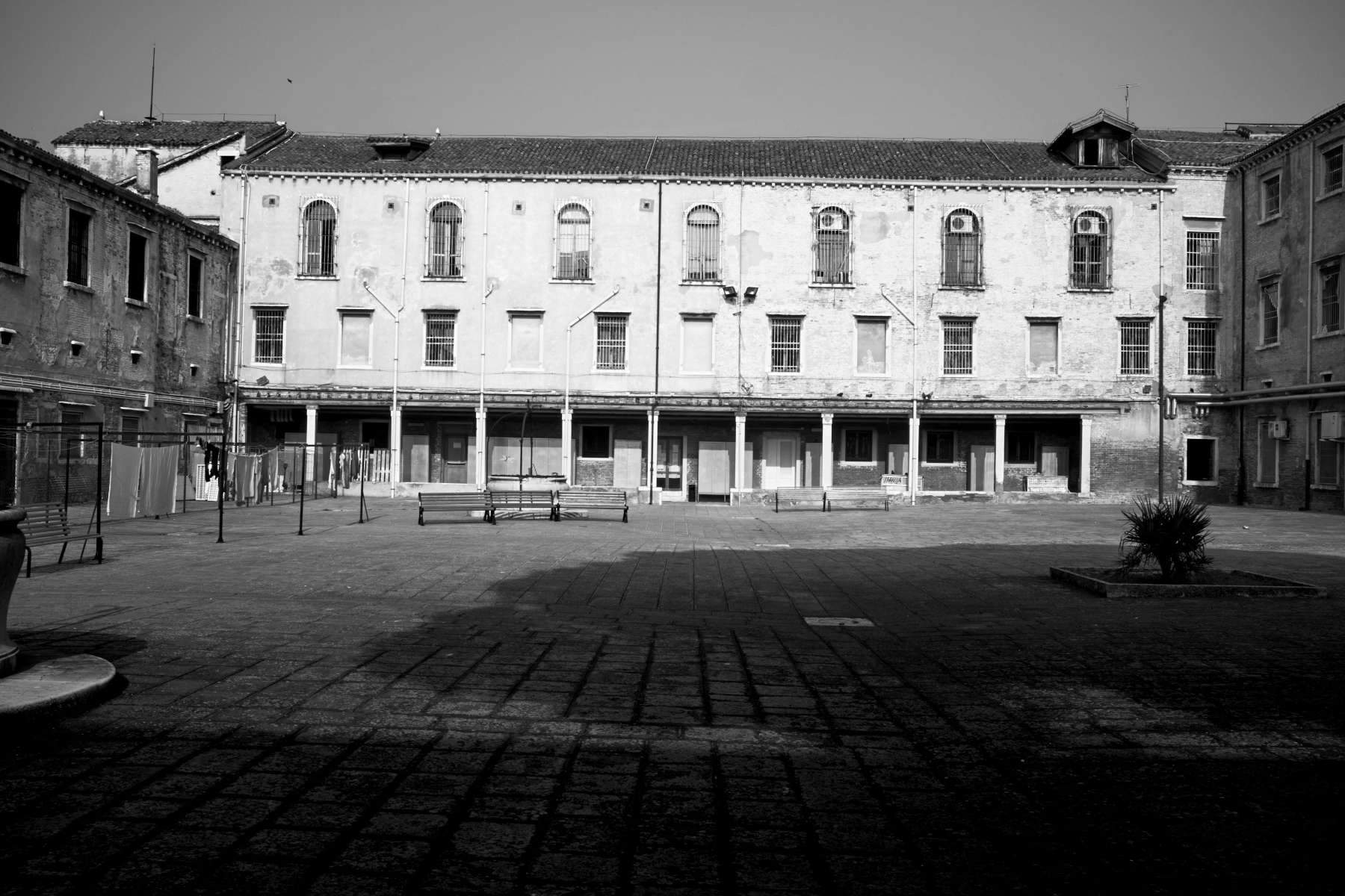 Le Vatican amène Maurizio Cattelan et Claire Fontaine à la Biennale de Venise