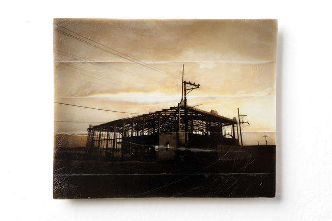 Carlos Garaicoa, Avenida del Puerto y Luz, La Habana (2012 ; épreuve à la gélatine, 12 x 15 cm, édition de 3 + 2 épreuves d'artiste) Carlos Garaicoa, Avenida del Puerto y Luz, La Habana (2012 ; épreuve à la gélatine, 12 x 15 cm, édition de 3 + 2 épreuves d'artiste)