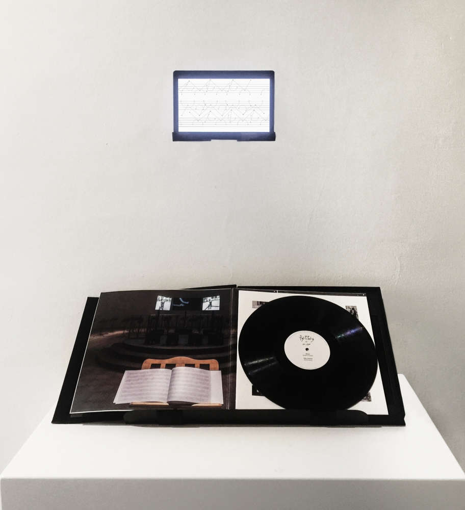 Carlos Garaicoa, Partitura (2021 ; 12' vinyle, graphite sur papier, clé USB avec animation vidéo et son, piste audio 17', animation vidéo 17'20 Carlos Garaicoa, Partitura (2021 ; 12' vinyle, graphite sur papier, clé USB avec animation vidéo et son, piste audio 17', animation vidéo 17'20