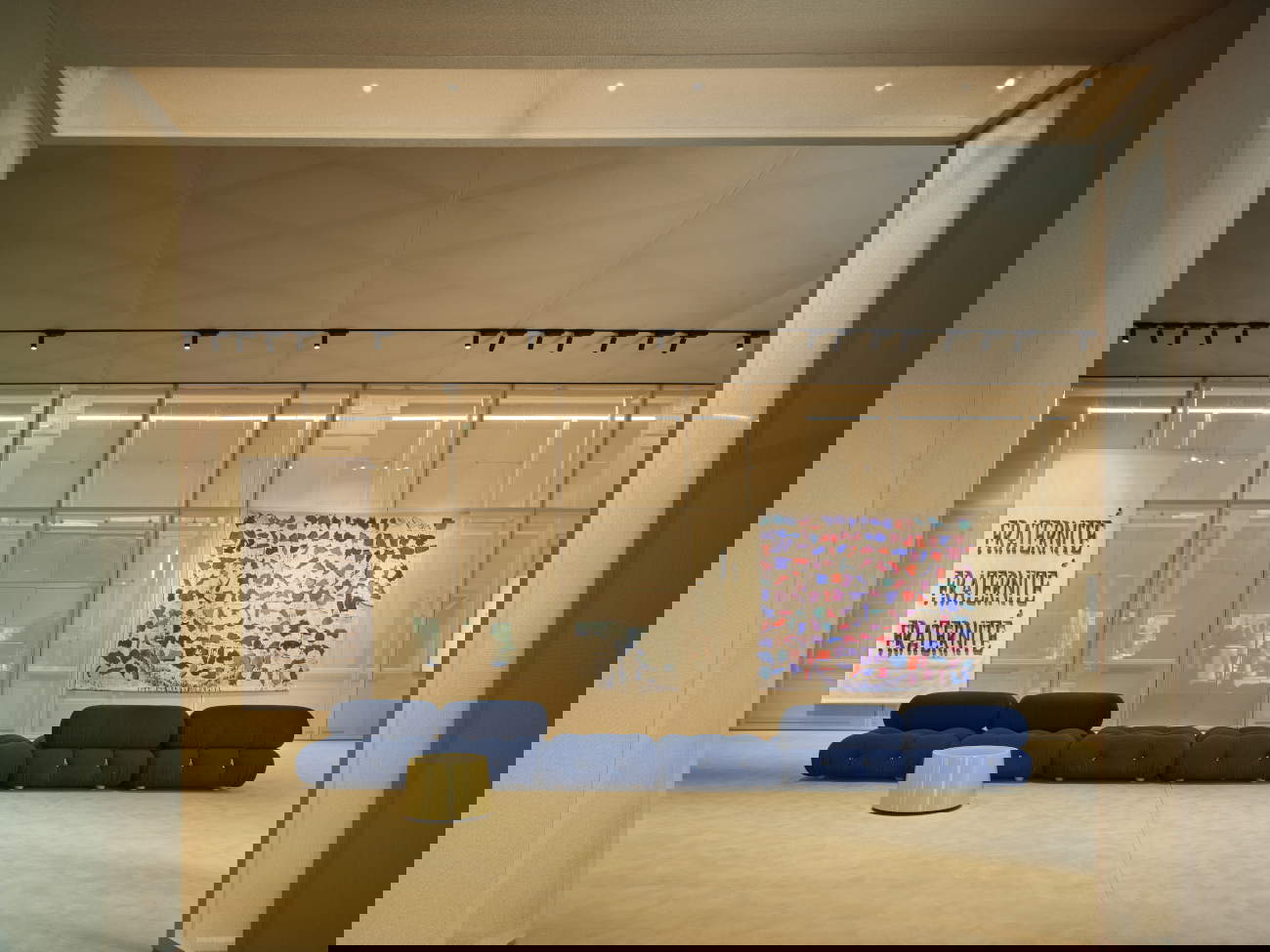 Installation view galleria Margherita Moscardini, Julie Polidoro. Arredi: B&amp;B Italia: divano Camaleonda by Mario Bellini, Tavolini Planck by Piero Lissoni. Foto di Pietro Savorelli per CONI