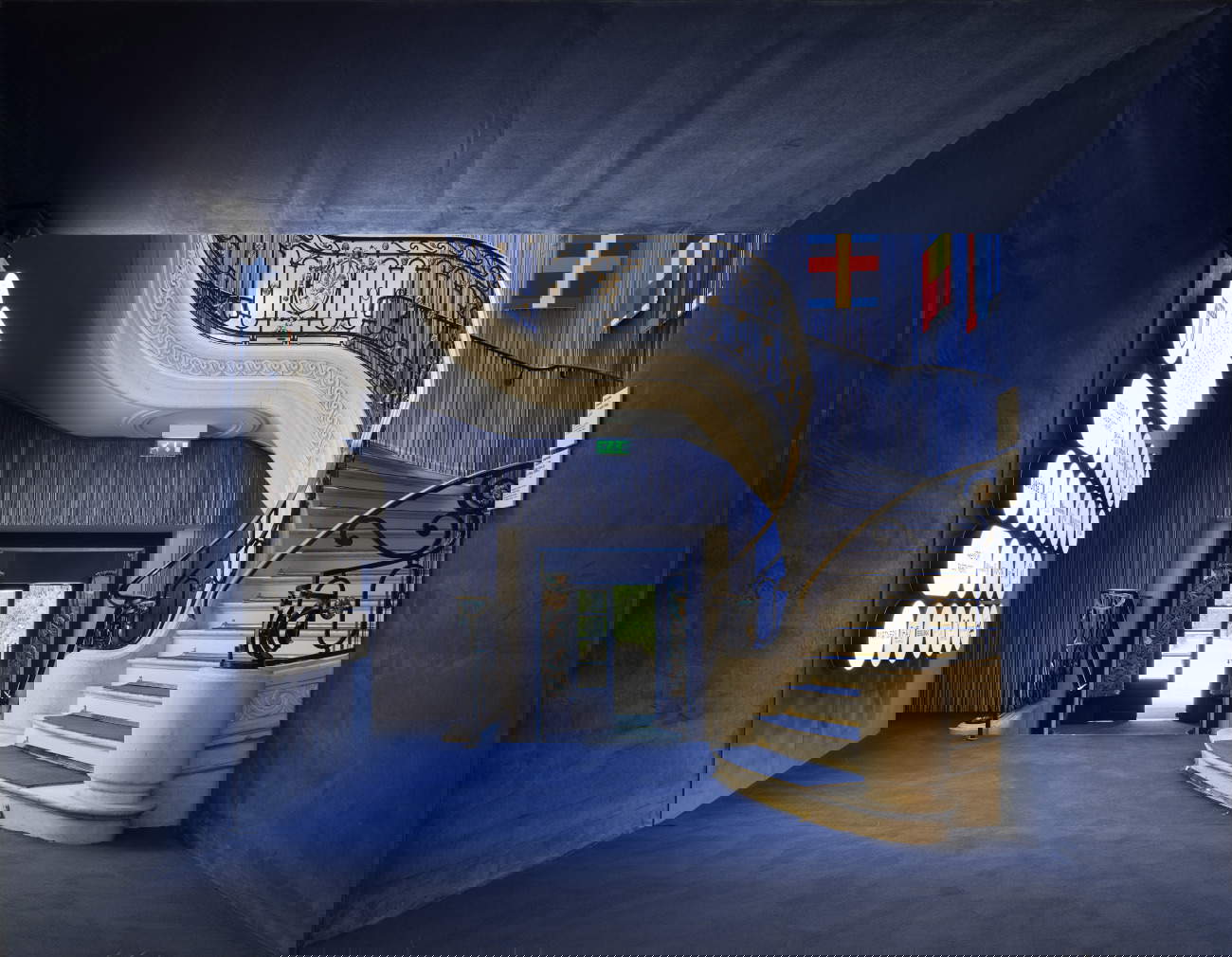 Installation view entrata scala Riccardo Previdi, Fun with Flags (2017; stampa su tela, 100 x 60 cm cad. Casa Italia Parigi 2024, Ensemble. Courtesy Riccardo Previdi e Francesca Minini, Milano. Foto di Pietro Savorelli per CONI