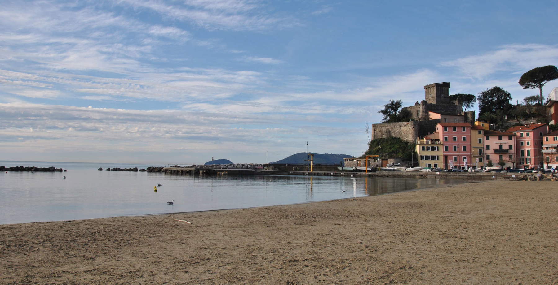 Liguria, San Terenzo Castle becomes a... geocaching camp