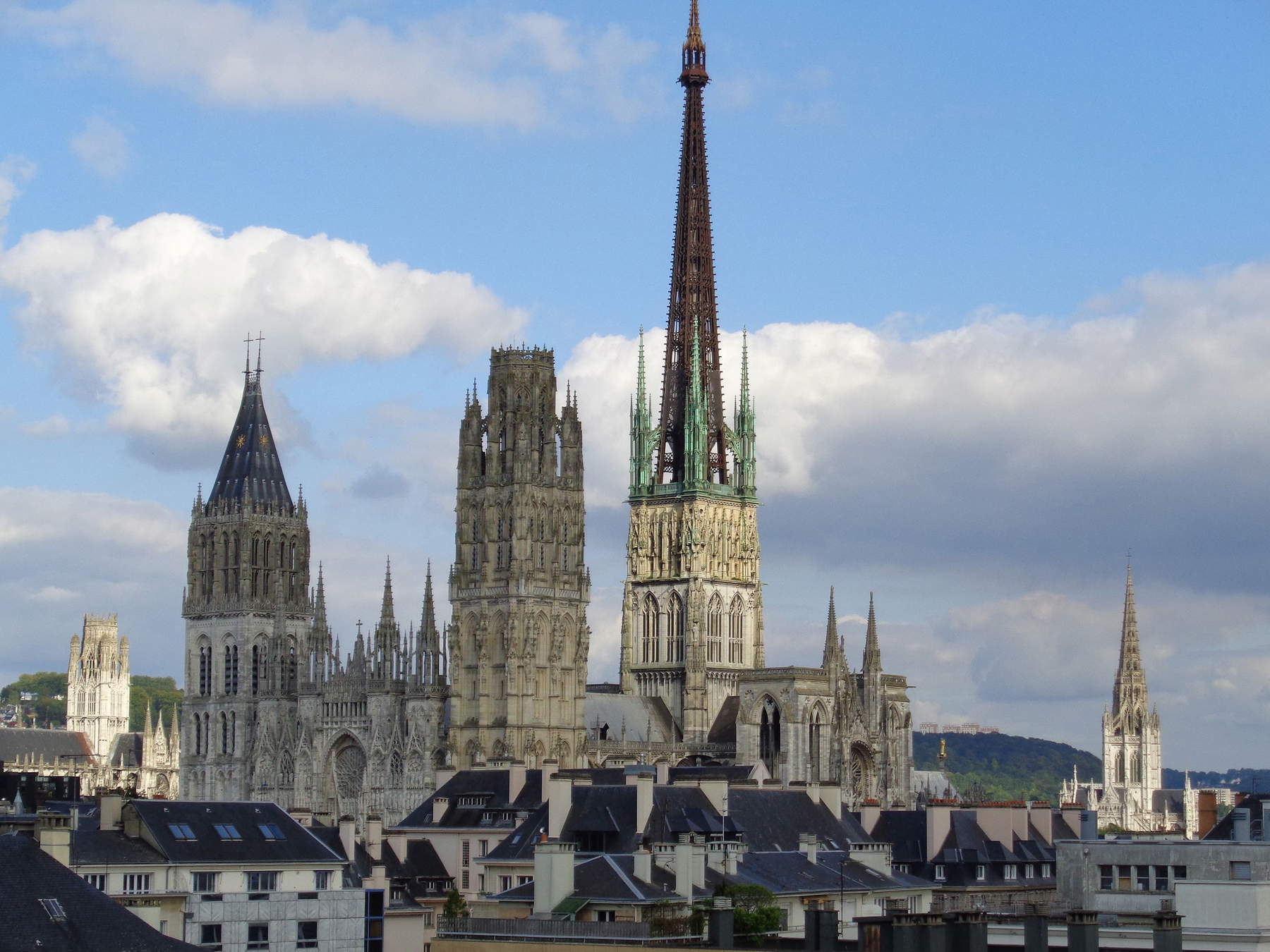 Rouen Cathedral saved from fire: flames tamed, building undamaged