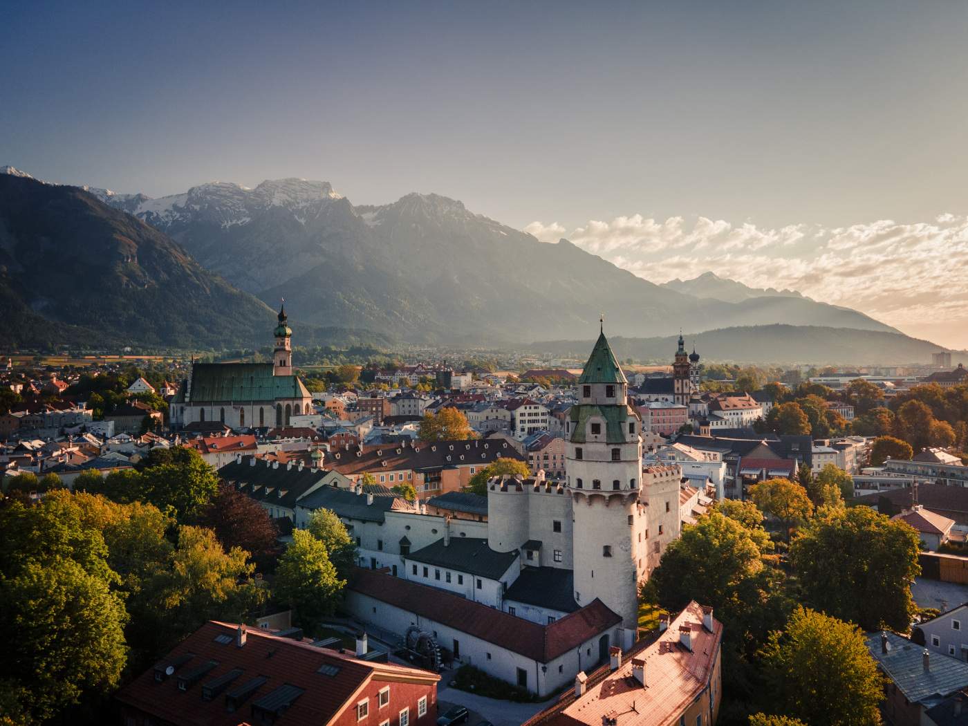 Hall-Wattens, in den Tiroler Bergen Naturwanderungen und faszinierende mittelalterliche Städte