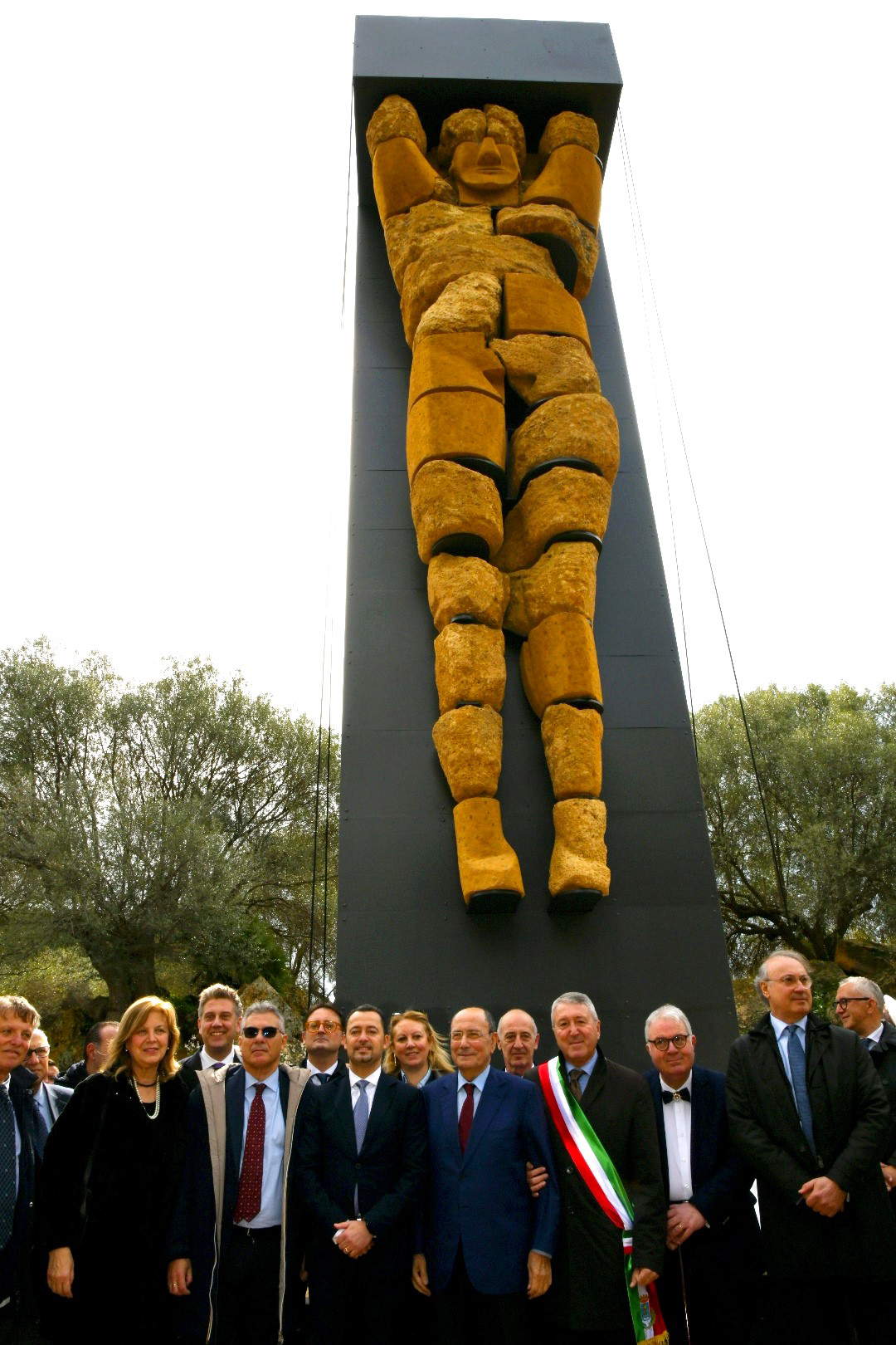 The ceremony of raising the telamon. Foto: Regione Autonoma Siciliana The ceremony of raising the telamon
