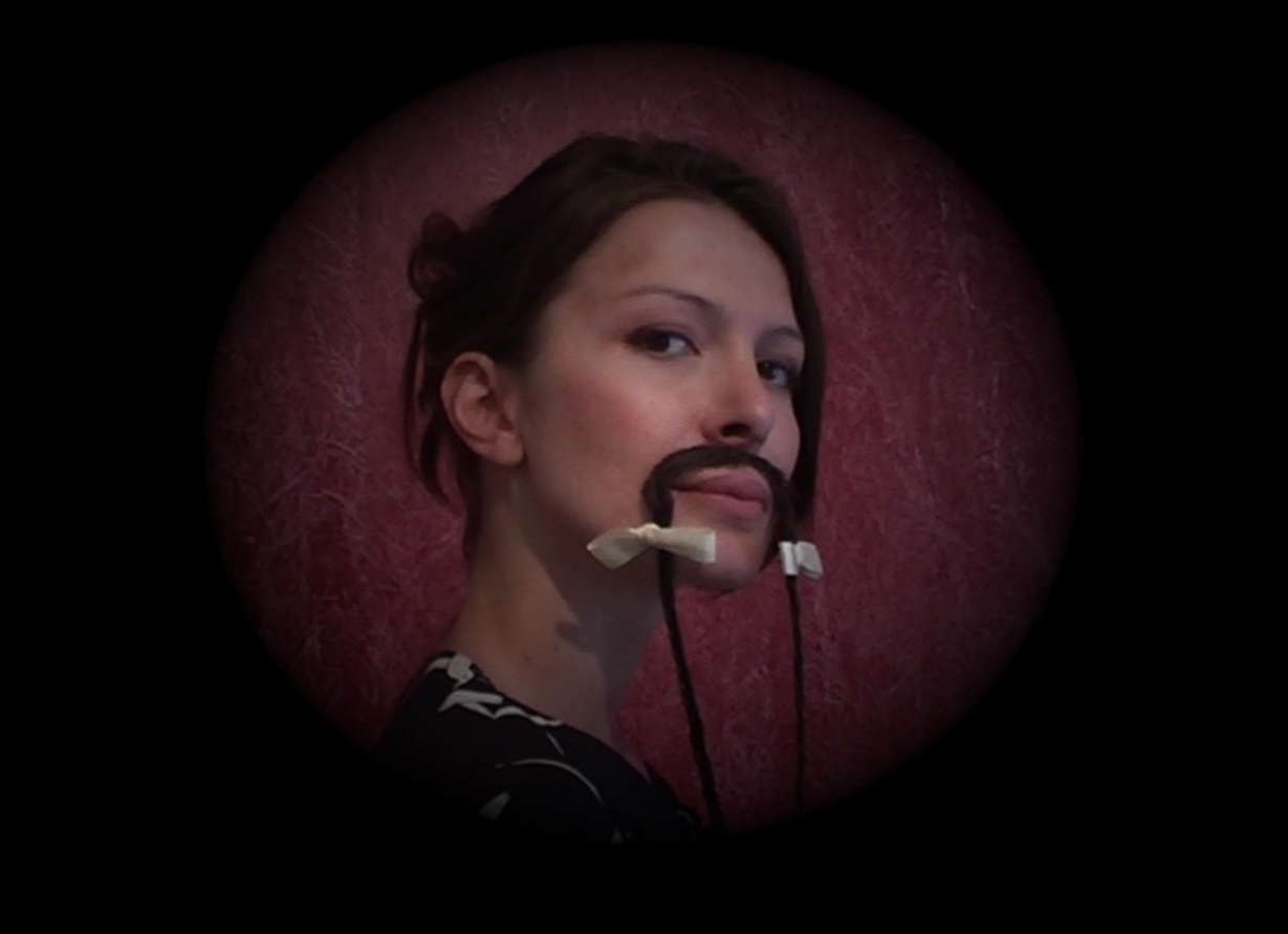 Chiara Fumai, La mujer del bigote (2007; vídeo monocanal, color, sonido, duración 1'). Cedida por Archivio Chiara Fumai Chiara Fumai, La mujer del bigote (2007; vídeo monocanal, color, sonido, duración 1'). Cedida por Archivio Chiara Fumai