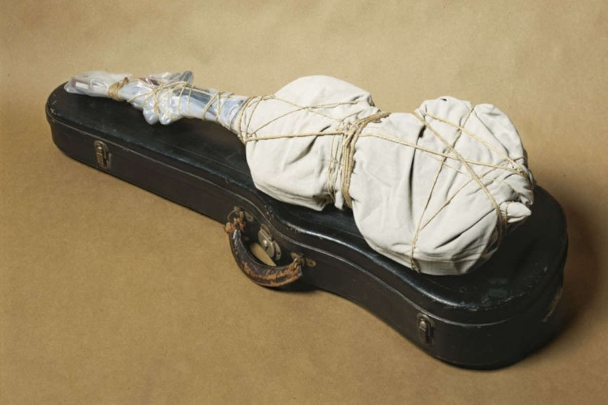 Christo, Violino impacchettato (1994; K&uuml;nzelsau, Museum W&uuml;rth)