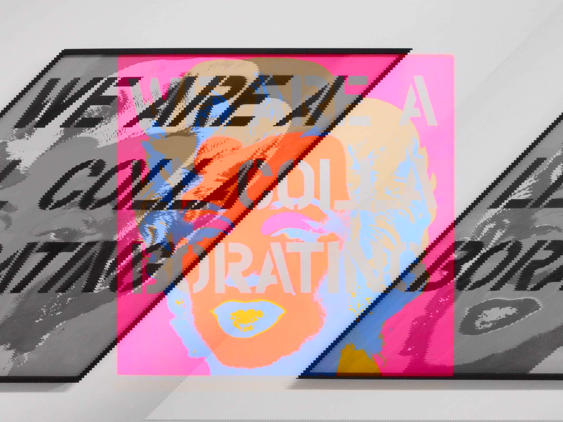 Claire Fontaine, Todos somos (IV) (2012; serigrafía y pintura en aerosol sobre papel, 91,3 x 91,3 cm; Messina, Colección Privada)