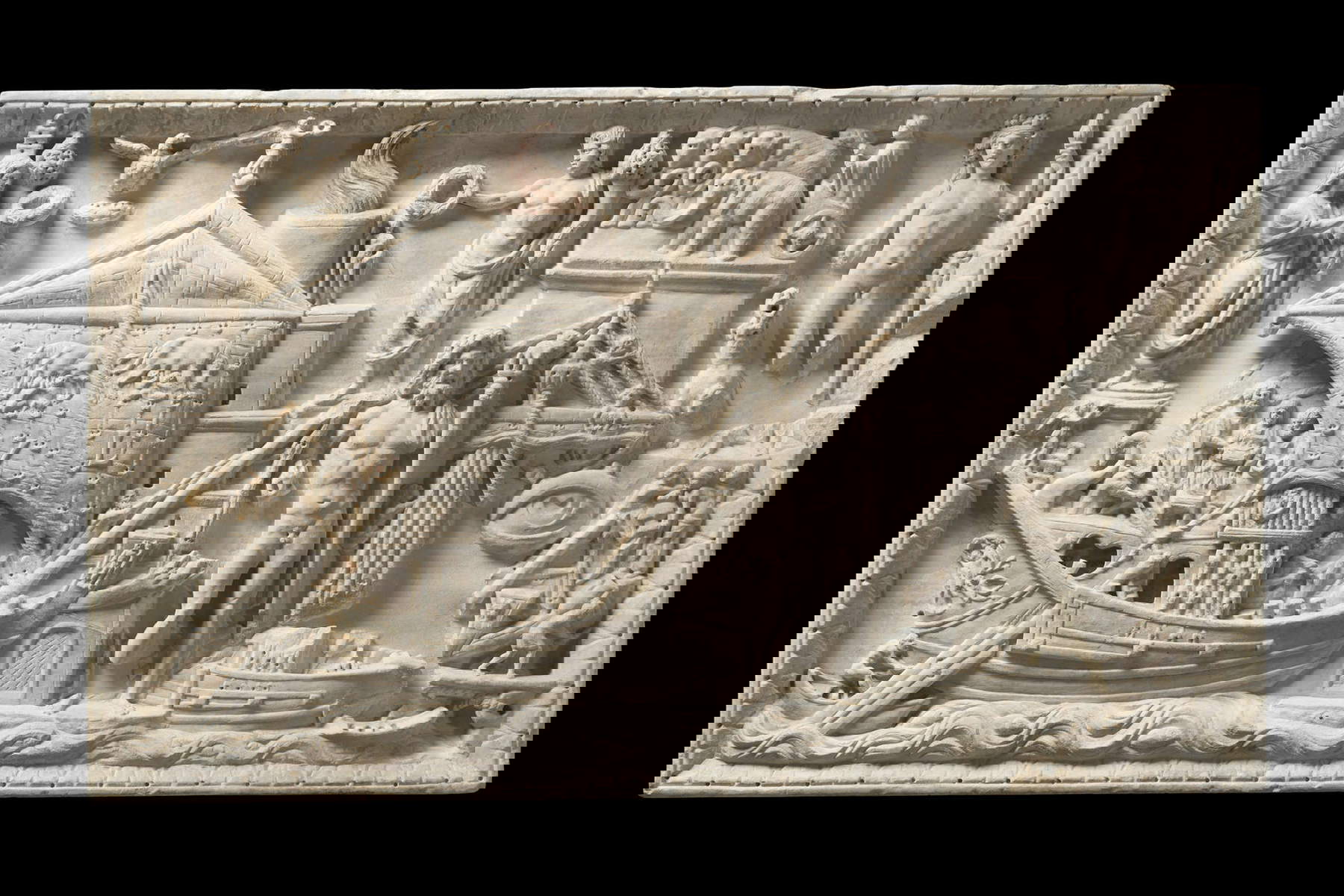 Rilievo votivo raffigurante Portus Augusti (fine II sec.-inizi III sec. d.C., dagli Scavi archeologici del porto di Roma; Collezione Torlonia) © Fondazione Torlonia Rilievo votivo raffigurante Portus Augusti (fine II sec.-inizi III sec. d.C., dagli Scavi archeologici del porto di Roma; Collezione Torlonia) © Fondazione Torlonia