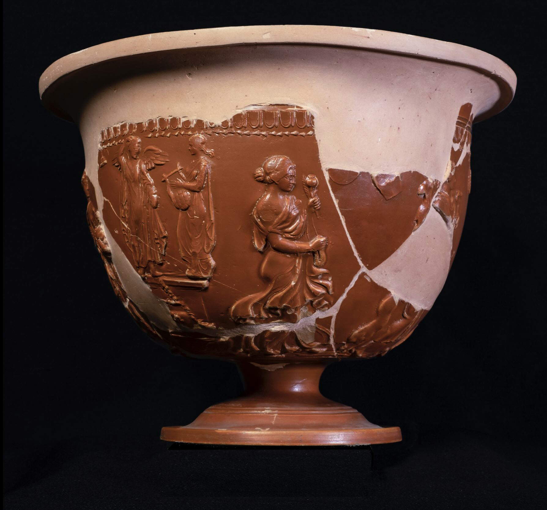Copa de Ateius con detalle de Verano sosteniendo amapola y espigas de trigo @ MiC- Dirección Regional Museos Nacionales Toscana
