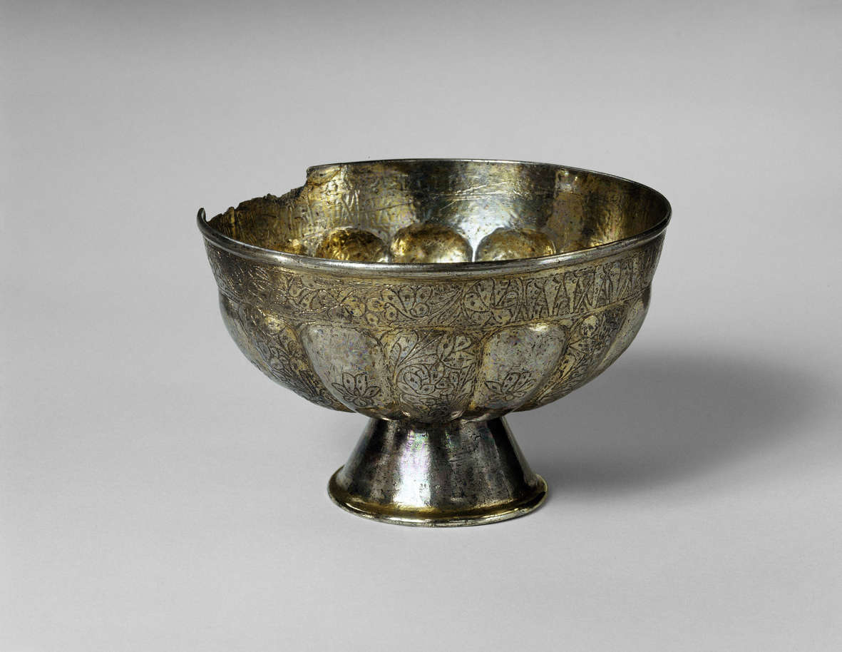 Coupe lobée sur pied (fin XIIIe - XIVe siècle ; argent forgé, gravé et doré, inv. 47/1979, hauteur 7,5 cm, diamètre 14 cm ; Copenhague, The David Collection). Photo : Pernille Klemp 2010