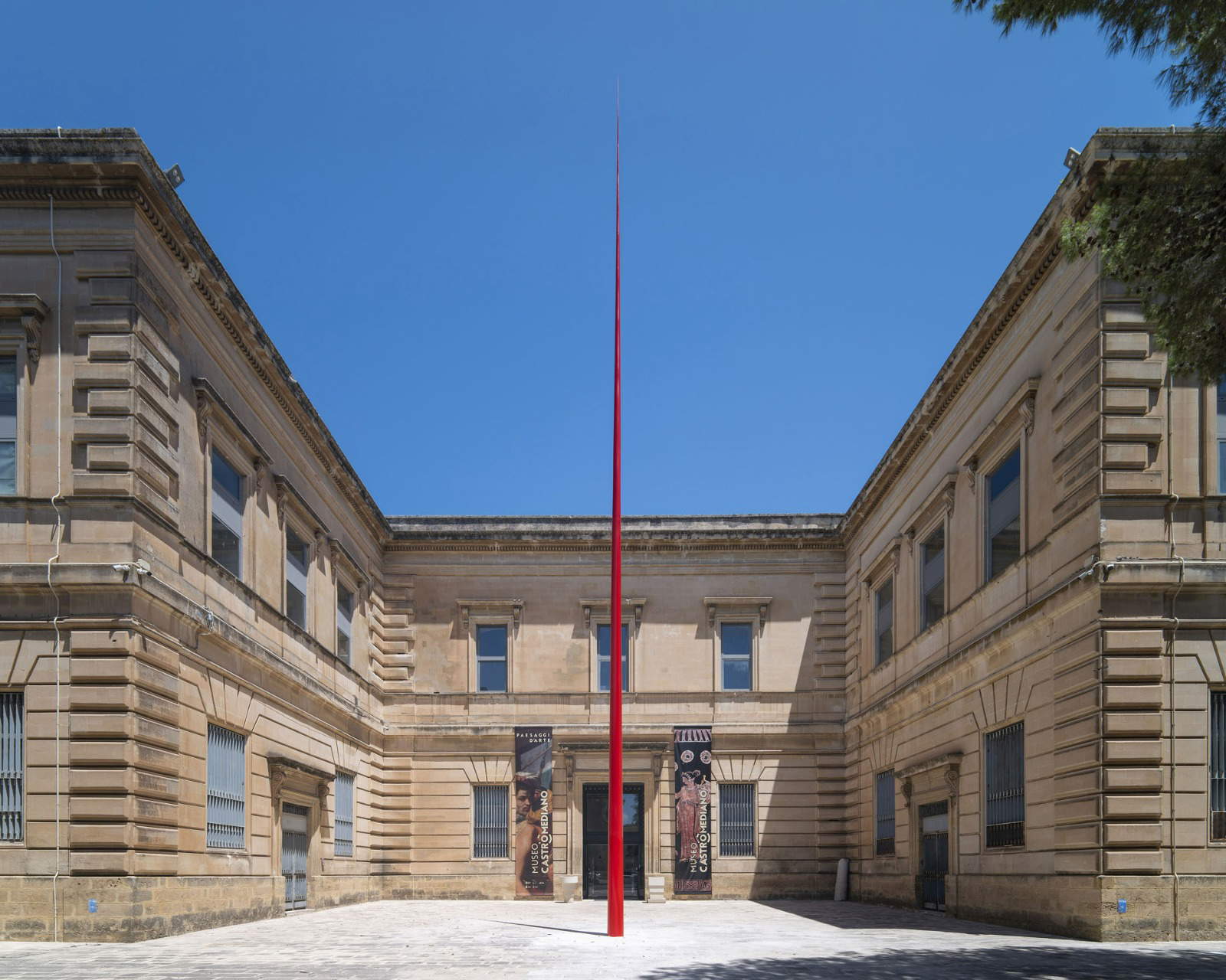 Ein moderner Prometheus. Costas Varotsos bei der Ausstellung in Lecce