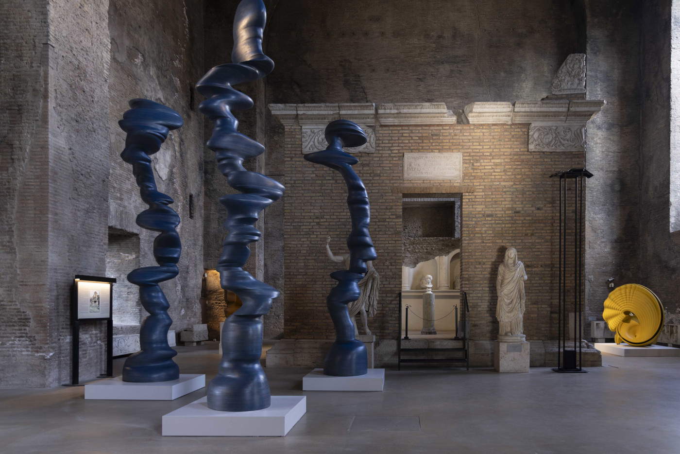 En las Termas de Diocleciano, una gran exposición individual de las esculturas de Tony Cragg de los últimos veinte años.