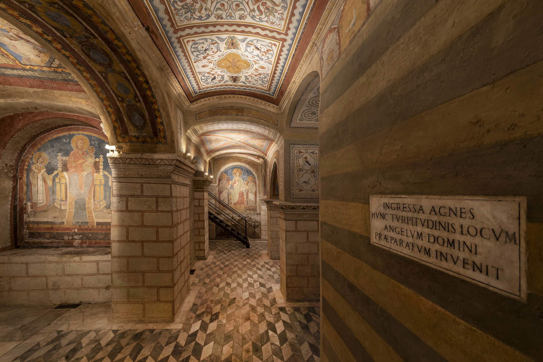 Von der Restaurierung zur neuen Beleuchtung. Die Wiedergeburt der Krypta der Kirche von Sant'Agnese in Agone