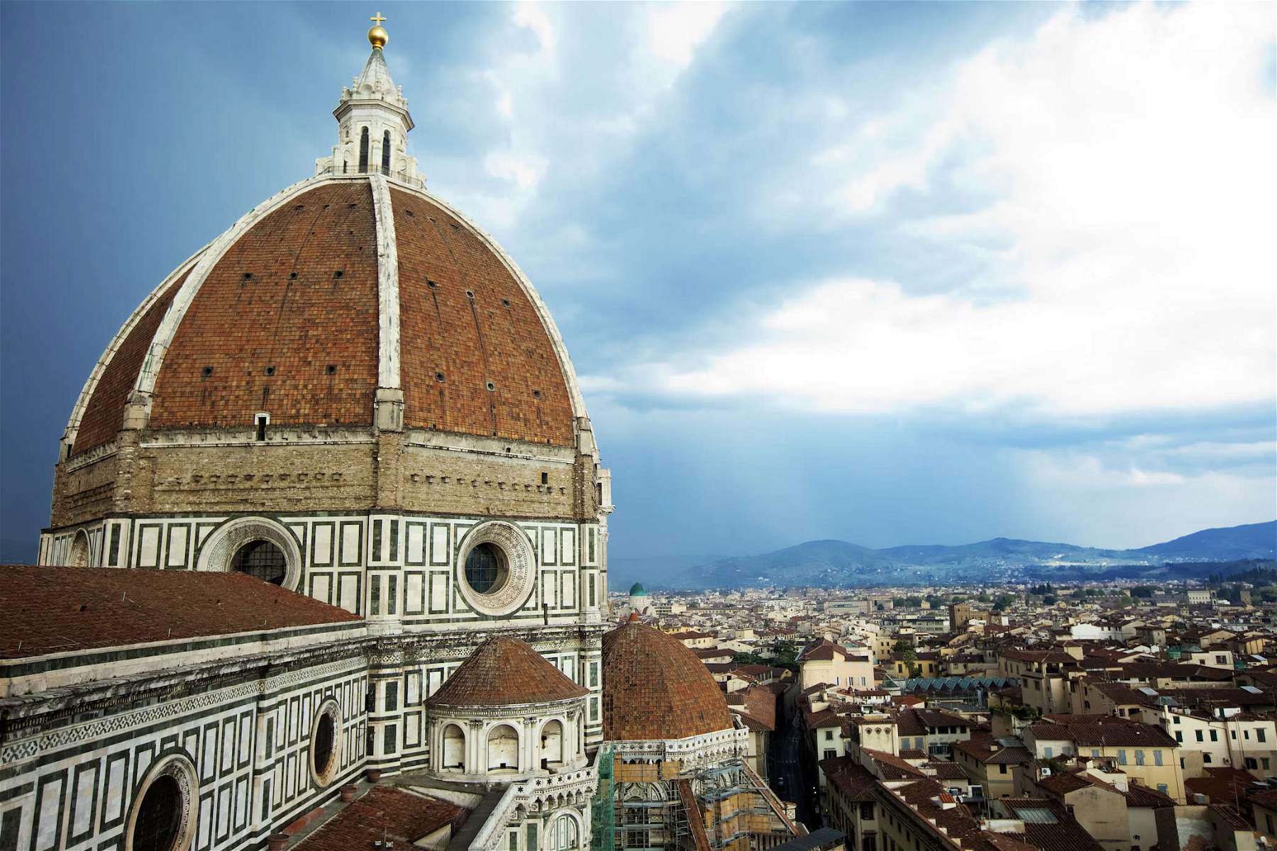 Dirty visitors: a tourist defecates on the stairs of Brunelleschi's dome