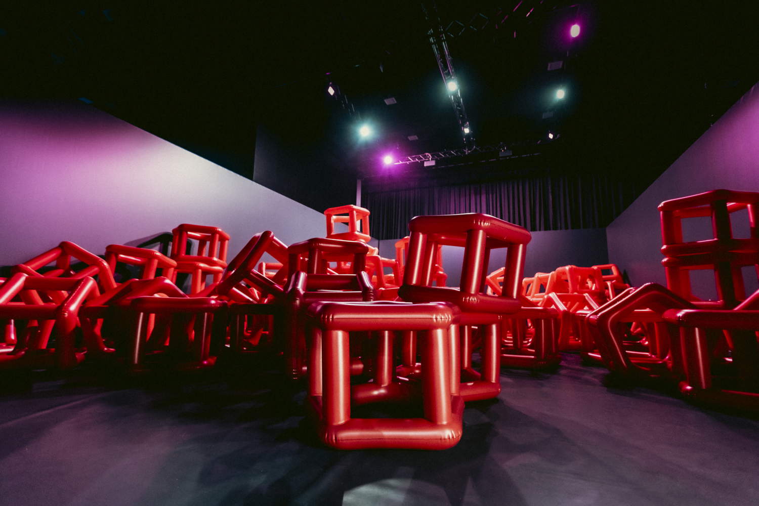 Cyril Lancelin, Crazy Love For Polygons (2024; installation view Euphoria - Art is in the Air, La Nuvola, Roma). Su gentile concessione di Balloon Museum