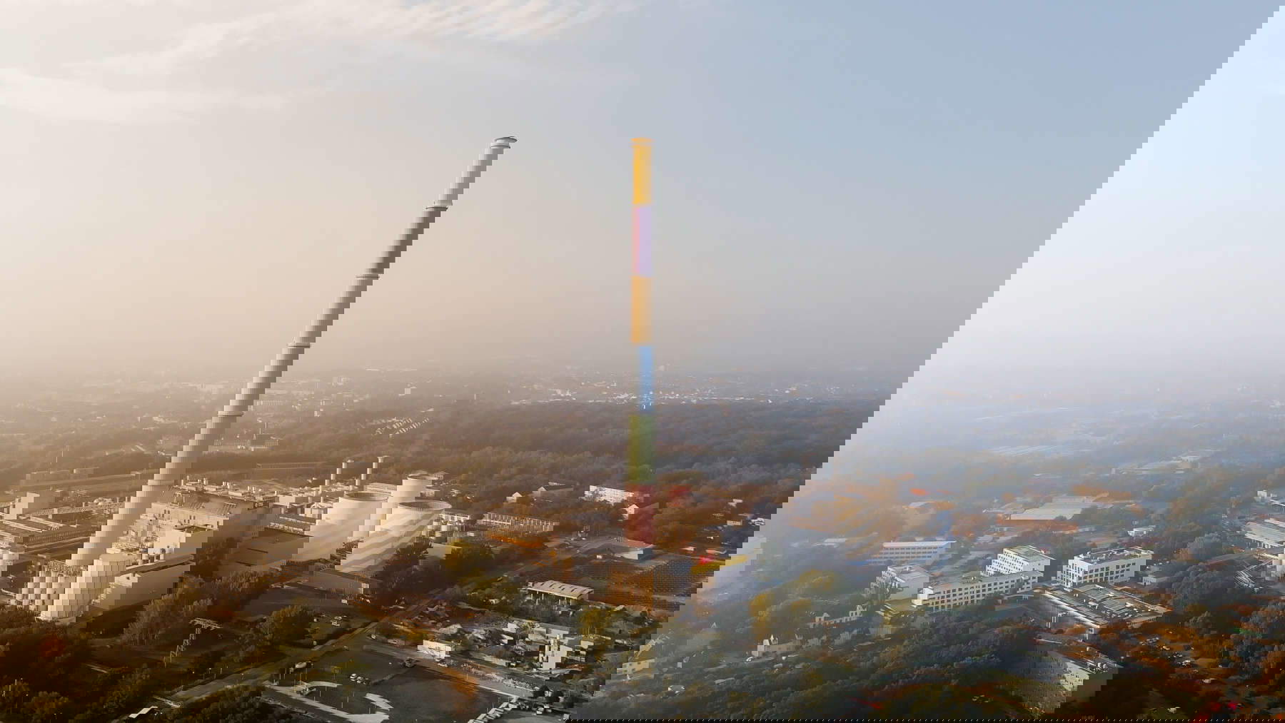 L'ex centrale termoelettrica di Chemnitz Nord, il dipinto colorato è un'opera d'arte dell'artista francese Daniel Buren. Foto: Johannes Richter L'ex centrale termoelettrica di Chemnitz Nord, il dipinto colorato è un'opera d'arte dell'artista francese Daniel Buren. Foto: Johannes Richter