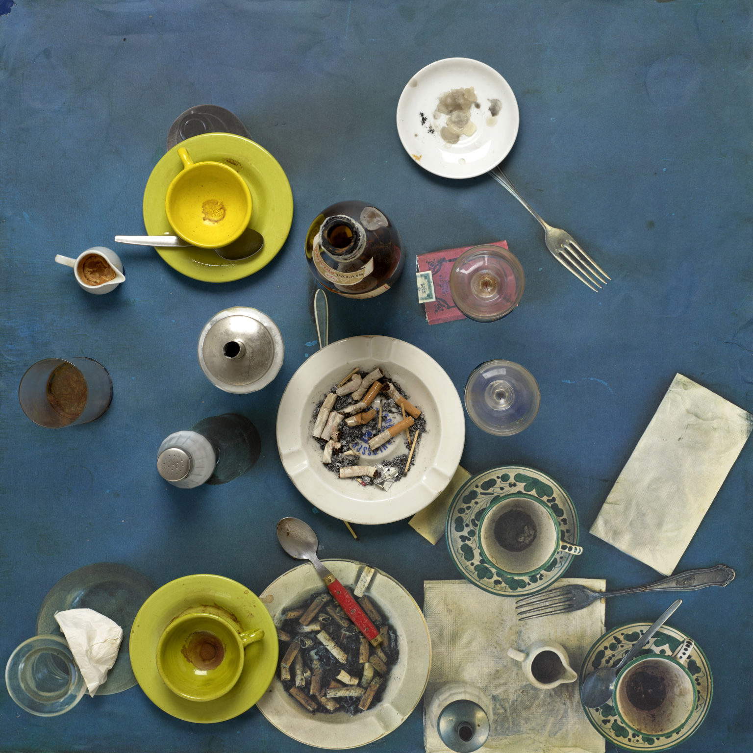 Daniel Spoerri, Aktion Restaurant Spoerri. Tableau-pi&egrave;ge (1972; Assemblage von Objekten auf Fotokopie auf Holz geklebt, 71 x 71 x 40,5 cm; Lausanne, Mus&eacute;e Cantonal des Beaux-Arts)