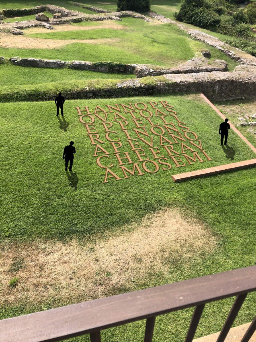 Davide Dormino, Semi, installation spécifique au site d'enduit 7 mètres x 7 mètres, zone extérieure de la forteresse Priamàr, Savone Davide Dormino, Semi, installation spécifique au site d'enduit 7 mètres x 7 mètres, zone extérieure de la forteresse Priamàr, Savone