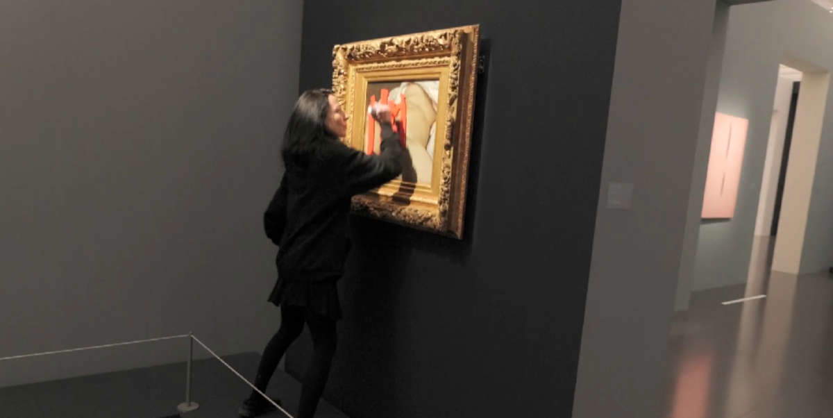 Francia, femministe segnano con vernice l'Origine du Monde di Courbet. Rubata anche un'opera