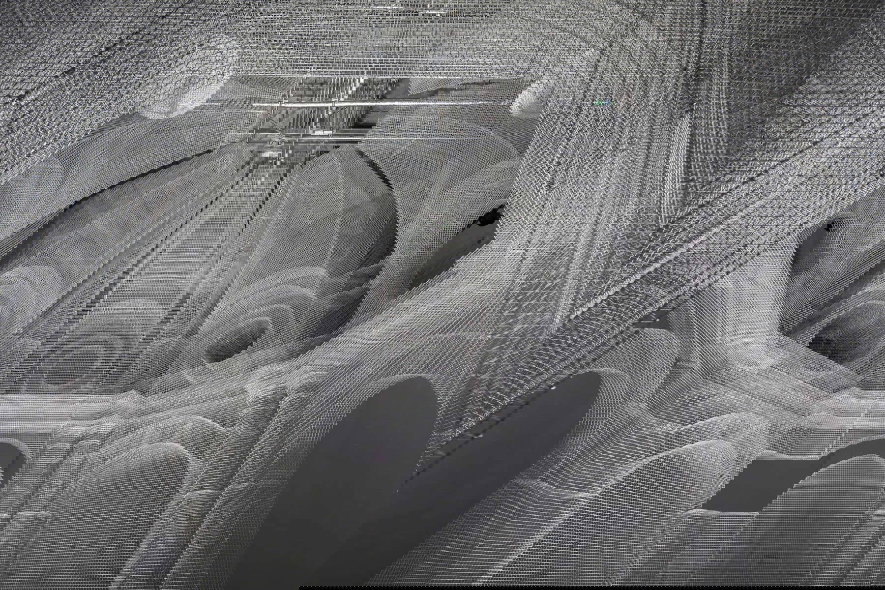 Edoardo Tresoldi, Sacral (2016; Instalación de malla metálica lastrada sobre plataforma 417 x 417 x 535 cm). Cortesía de Edoardo Tresoldi. Foto: Forbes Conrad