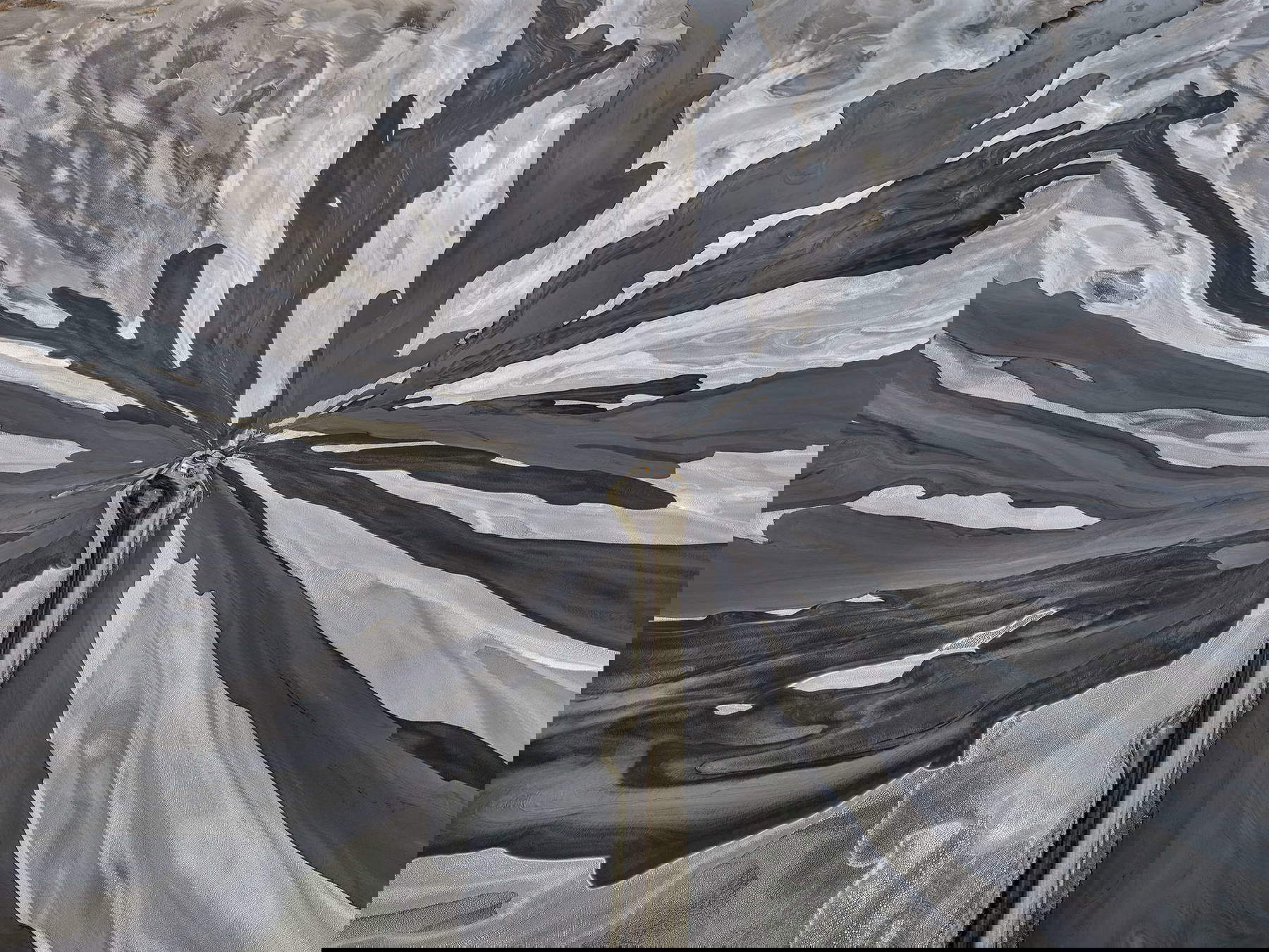 Edward Burtynsky, Tailings Pond #2, Wesselton Diamond Mine, Kimberley, Northern Cape, South Africa, 2018, Foto © Edward Burtynsky, su concessione di Flowers Gallery, London Edward Burtynsky, Tailings Pond #2, Wesselton Diamond Mine, Kimberley, Northern Cape, South Africa, 2018, Foto © Edward Burtynsky, su concessione di Flowers Gallery, London