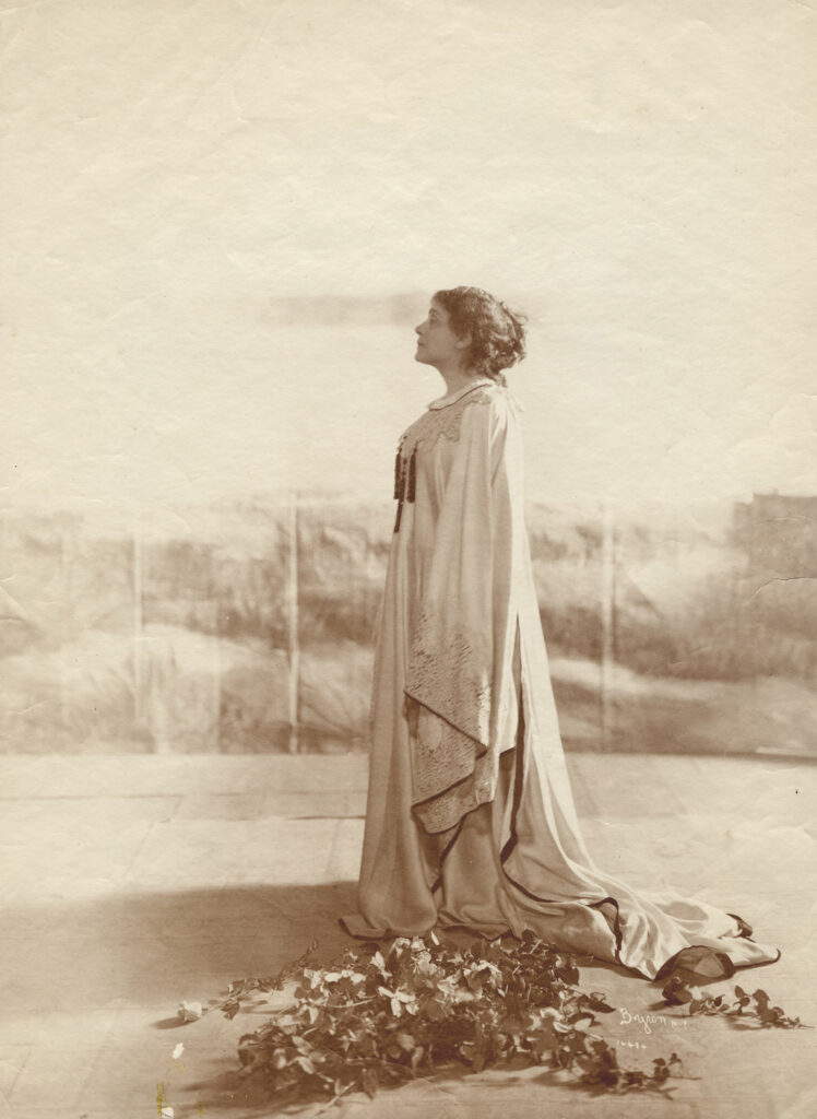 Eleonora Duse en La Gioconda, fotografía Byron, hacia 1900 (Venecia, Fundación Giorgio Cini, Archivo Duse, Instituto para el Teatro y la Ópera)