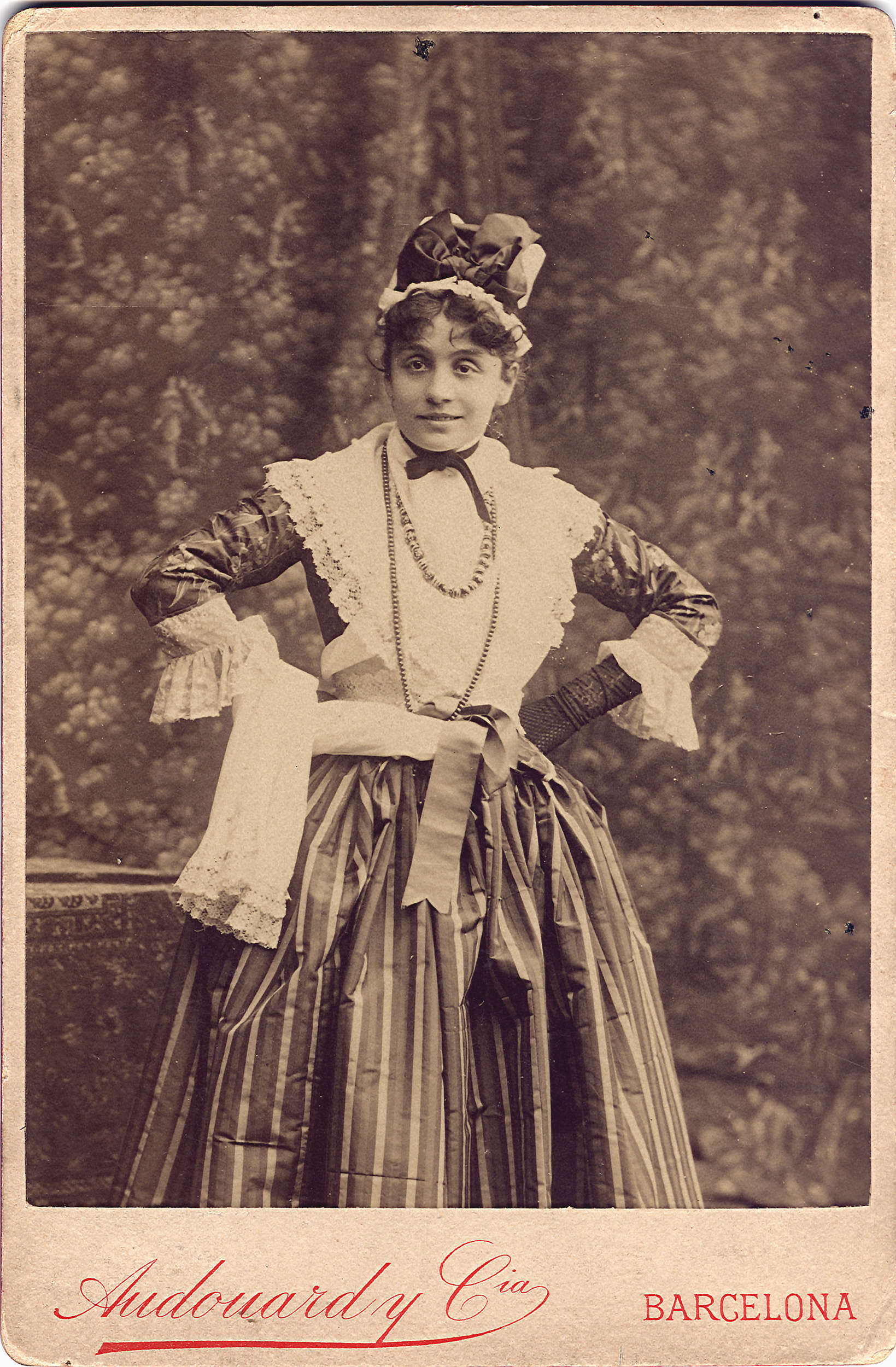 Eleonora Duse en La locandiera, fotografía Audouard, hacia 1880 (Venecia, Fundación Giorgio Cini, Archivo Duse, Instituto del Teatro y la Ópera)