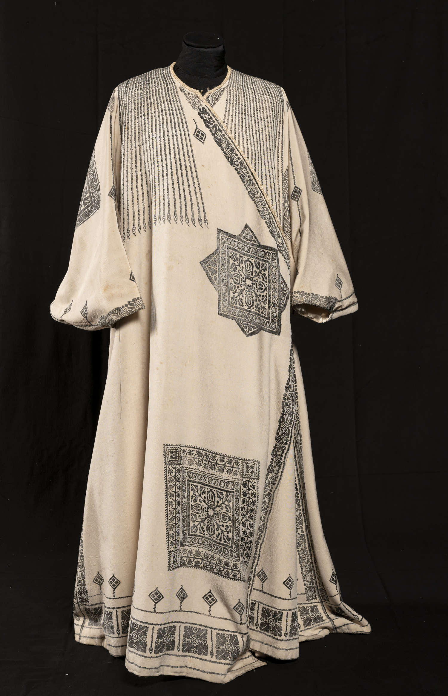 Abrigo de crepé de seda de Mariano Fortuny, 1915-1920 (Venecia, Fundación Giorgio Cini, Archivo Duse, Instituto para el Teatro y la Ópera)