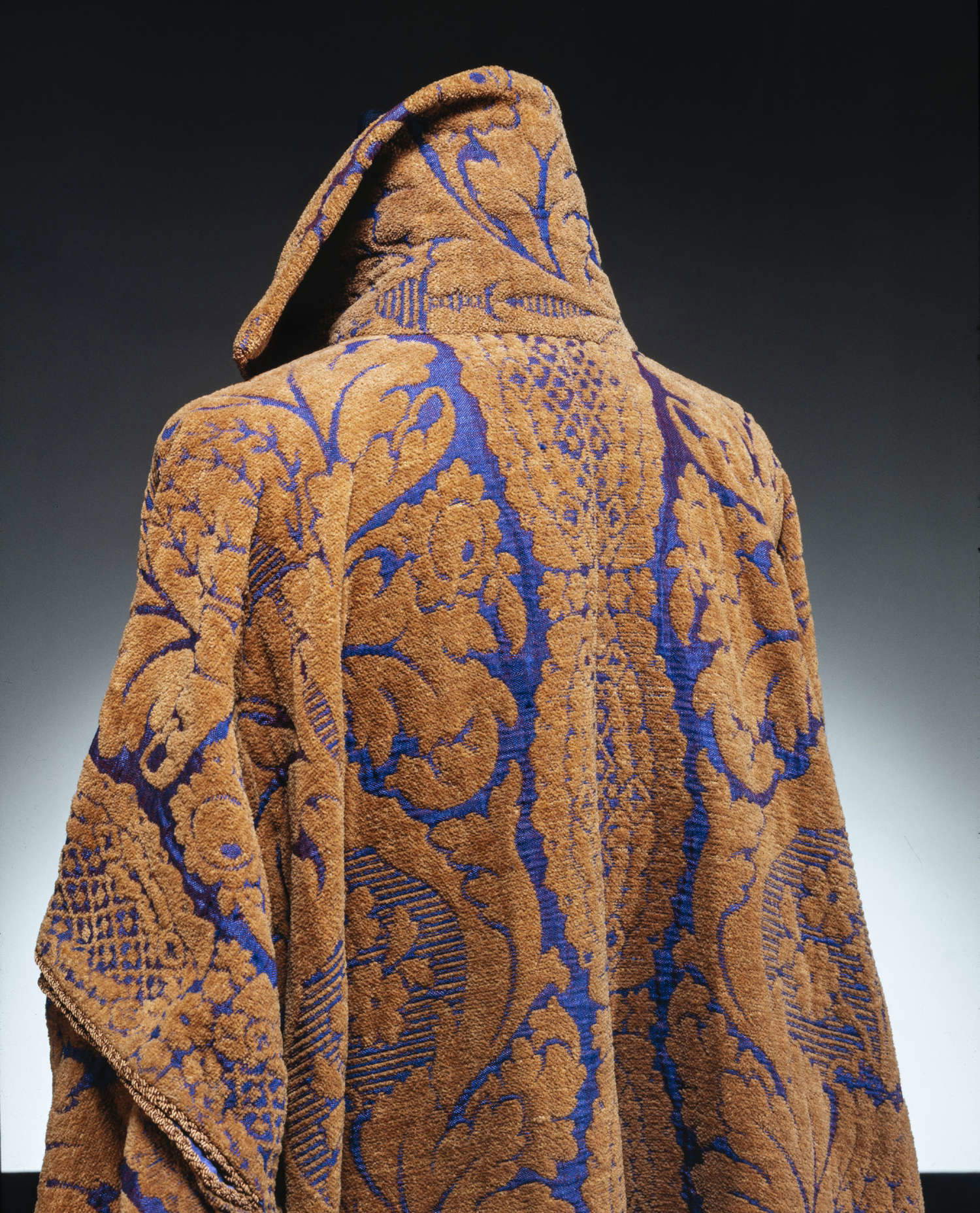 Abrigo de tafetán con decoración de avellanas de Paul Poiret, hacia 1910 (Venecia, Fundación Giorgio Cini, Archivo Duse, Instituto del Teatro y la Ópera)