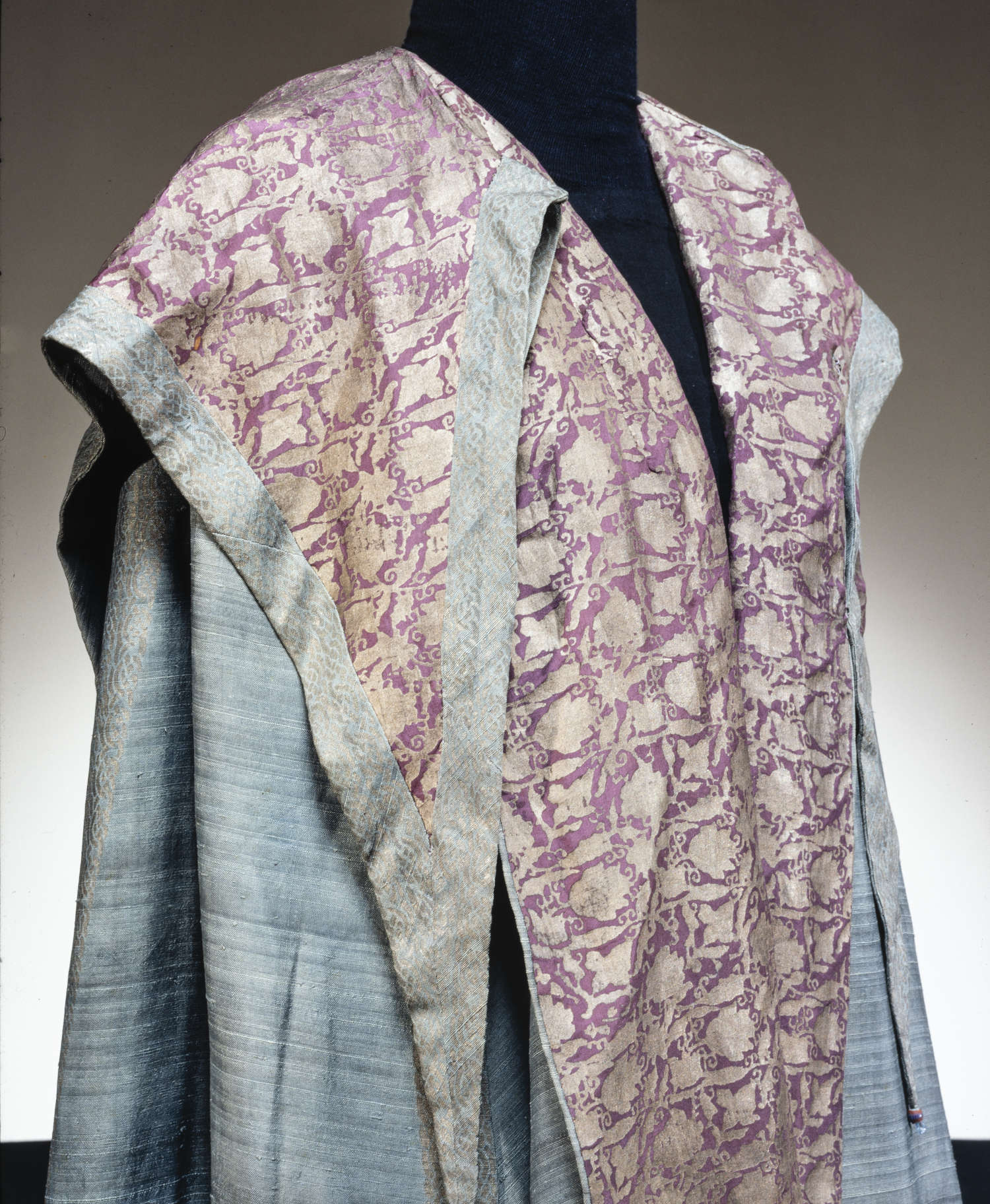 Manto estampado en plata de Mariano Fortuny, 1909-1915 (Venecia, Fundación Giorgio Cini, Archivo Duse, Instituto del Teatro y el Melodrama)