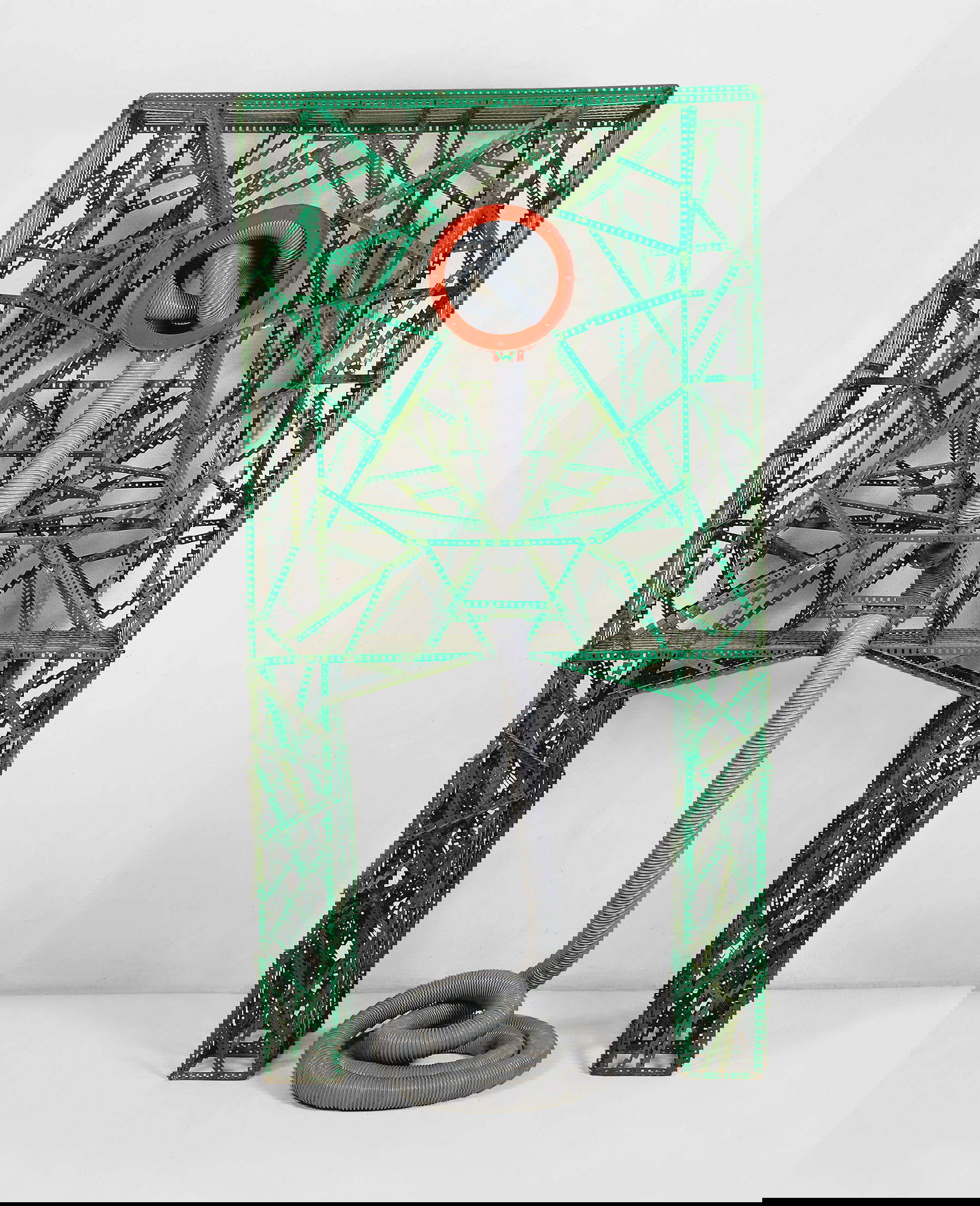 Enrico Baj, Meccano B-21 (1965; escultura mecano, 176x92x55 cm; Colección particular). Por concesión de Giò Marconi, Milán. Enrico Baj, Meccano B-21 (1965; escultura mecano, 176x92x55 cm; Colección particular). Por concesión de Giò Marconi, Milán.