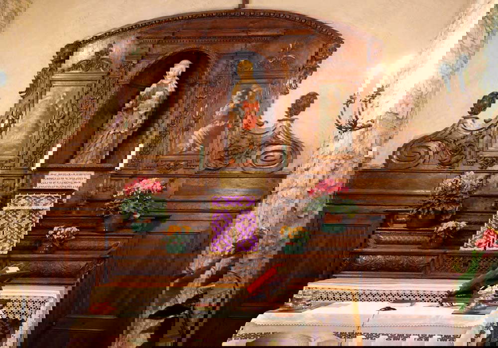 Die vielfarbige Holzstatue der Muttergottes