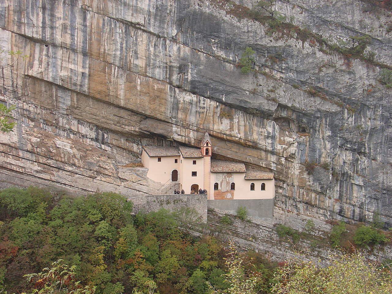 L'Eremo di San Colombano L'Eremo di San Colombano